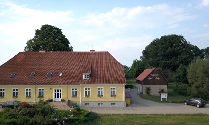 Klaushagen Apartment | Appartment in manour house with park. Lake nearby. Enjoy Naturepark.