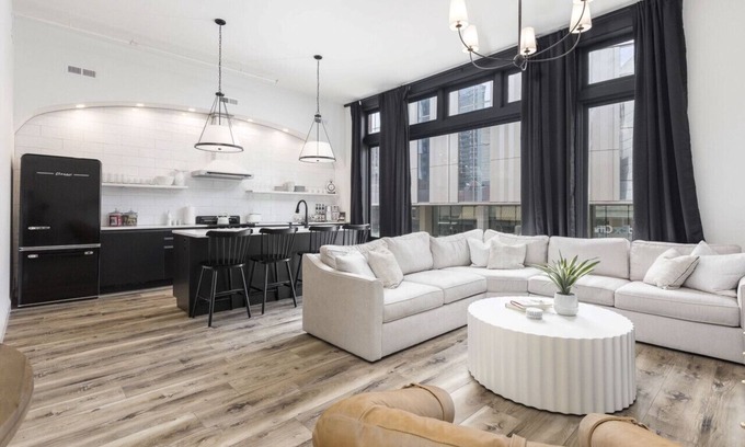 Downtown Louisville Apartment | Decadent Cityscape Retreat