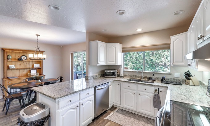 Pinetop-Lakeside Cottage | Deck + Game Room: Lakeside 'blue Jay Chalet' Cabin