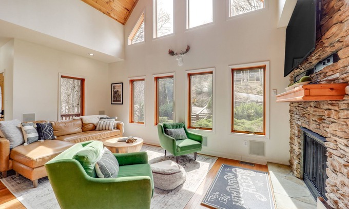 Beech Mountain Cabin | Deck + Scenic Views: Beech Mountain Cabin