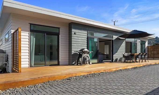 Waihi Beach House | Decked out on Leo Sum