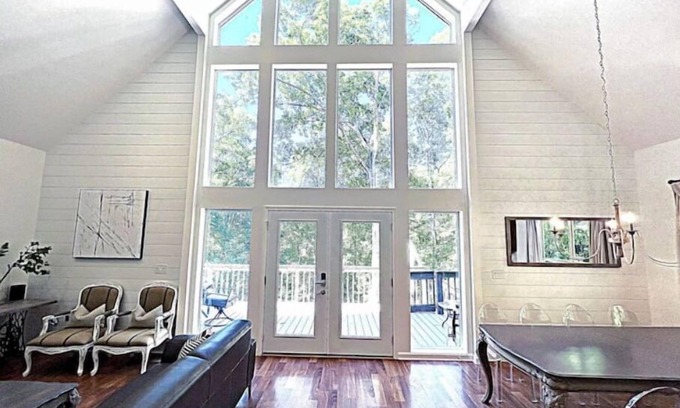 Dawsonville Cottage | Deep water cove Lake Lanier cottage w/hot tub, pvt dock, pool table, fire pit