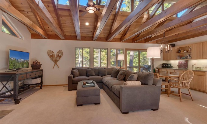 Truckee House | Deer Hollow By Tahoe Getaways - Private Hot Tub- Access to Pool, Tennis and Gym