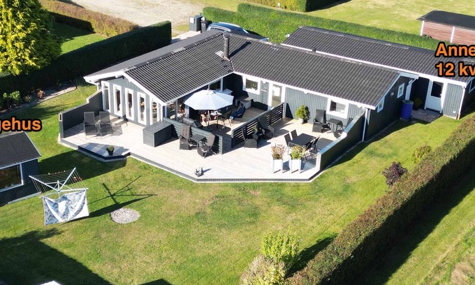 Bog By House | Dejligt sommerhus på Bogø