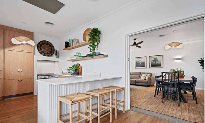 Bathurst House | Dejorja Residence - Central & Chic, Entertains 8