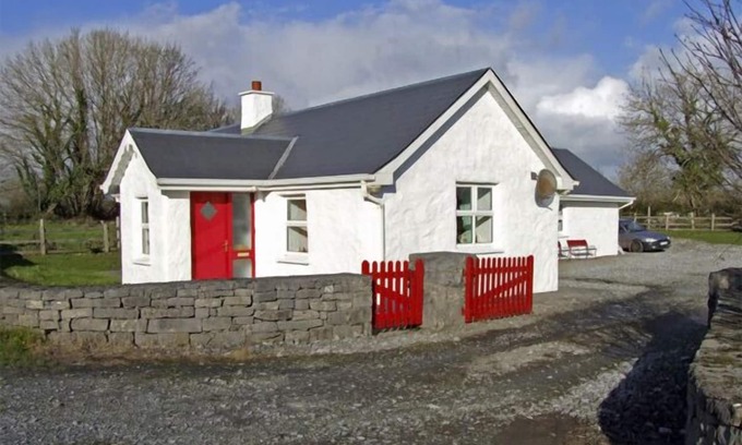 Ballinrobe Cottage | DELIA'S COTTAGE, pet friendly in Ballinrobe, County Mayo