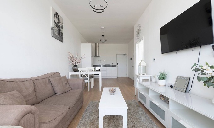Smethwick Apartment | Delightful city retreat near Birmingham