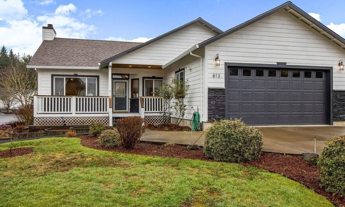 Dayton House | Delightful Single Level Retreat, Pet Friendly, Open Floor Plan, Huge Fenced Backyard, Walk to Dayton