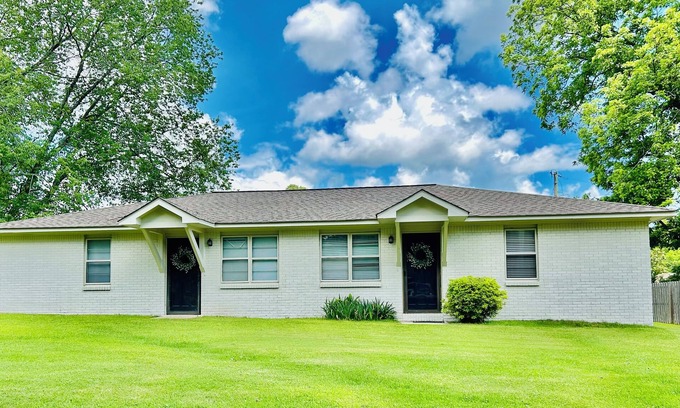 Cullman Apartment | Delta Duplex in amazing Cullman; AC, WiFi, near restaurants & shops