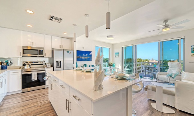 North Trail Condo | Deluxe 2/2 Condo Pool View w/2 terraces Top Floor