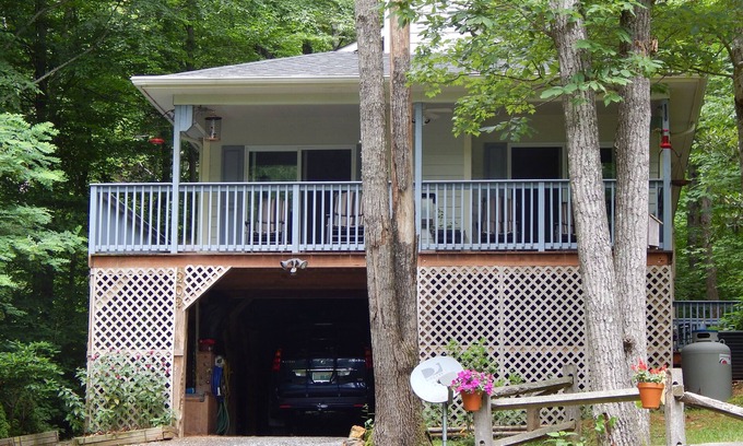 Fleetwood House | Deluxe Bargain Priced 2/2 Mtn Home Near Blue Ridge Pky w/Outdoor Fireplace WIFI
