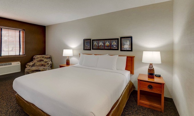Peoria Hotel | Deluxe King Room in Stoney Creek Peoria! Easy I-74 Access, On-site Parking