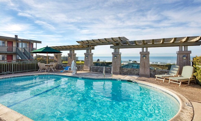San Simeon Hotel | Deluxe King Room w/Fireplace | Oceanfront Retreat + Outdoor Pool