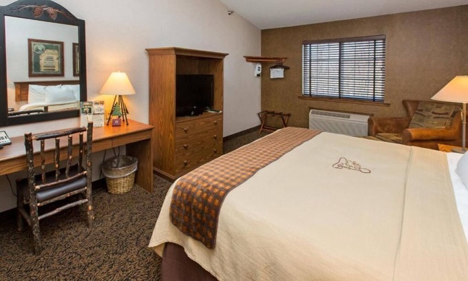 Onalaska Hotel | Deluxe King Suite In Stoney Creek Onalaska, Hot Indoor/Outdoor Pool