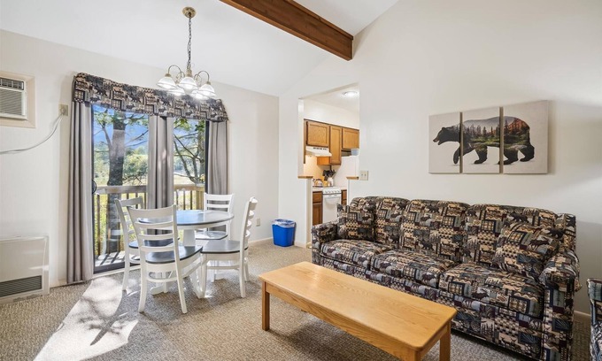West Bridgewater Hotel | Deluxe One bedroom Queen Suite with outdoor heated pool 203