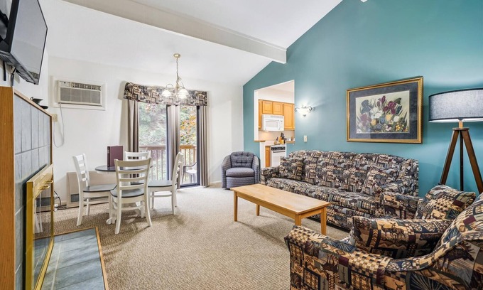 West Bridgewater Hotel | Deluxe One bedroom Queen Suite on the 2nd floor with outdoor heated pool 208