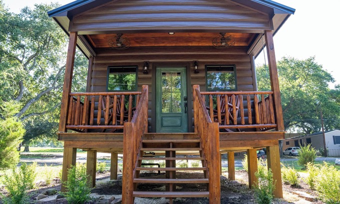 Broussard Cabin | Deluxe Rustic Tiny Cabin