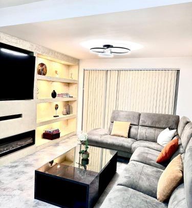 Emerson Park House | Deluxe Spacious King Size Room