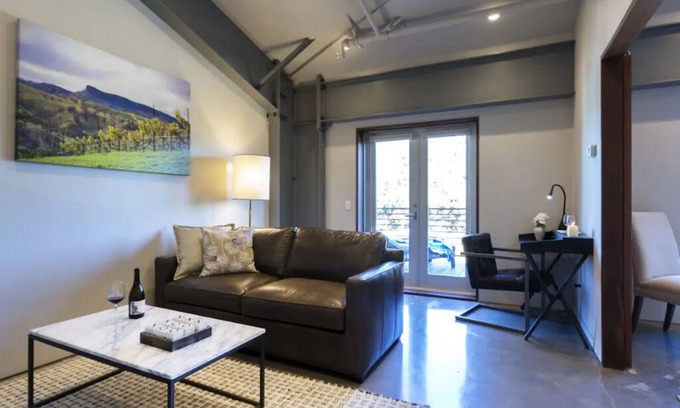 Clear Lake Hotel | Deluxe Suite, Private Patio Overlooking Vineyard & Winery Property