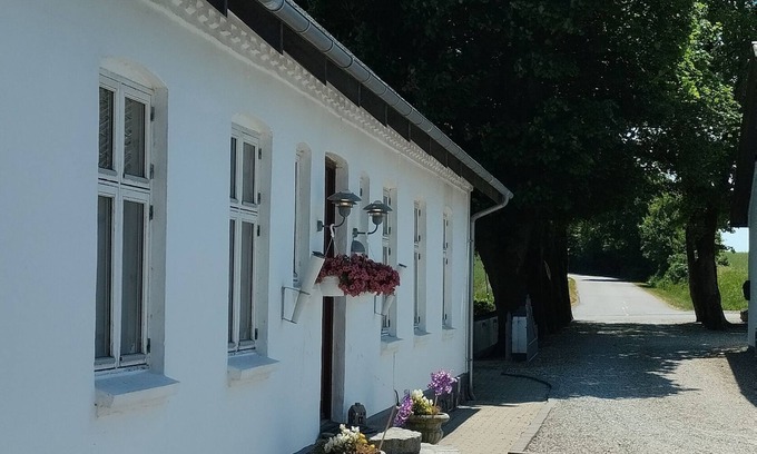 Vrinners Bed & Breakfast | Den Hvide Farm på Toppen af Danmark. 2 Sammenhængende Værelser-5 Senge-eget bad