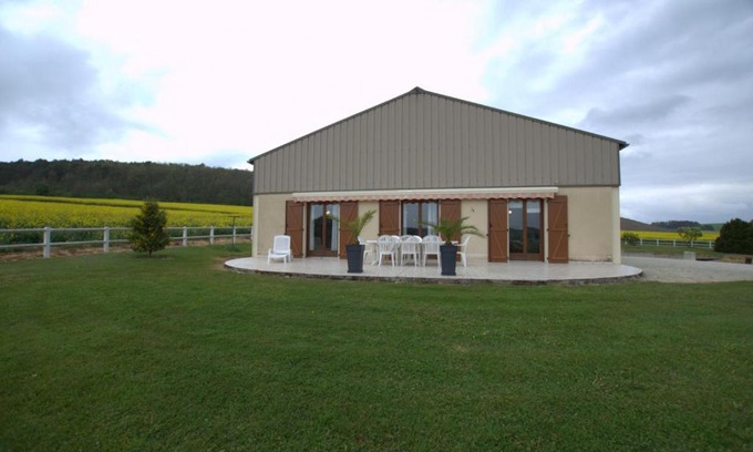 Avirey-Lingey House | Derriere les champs