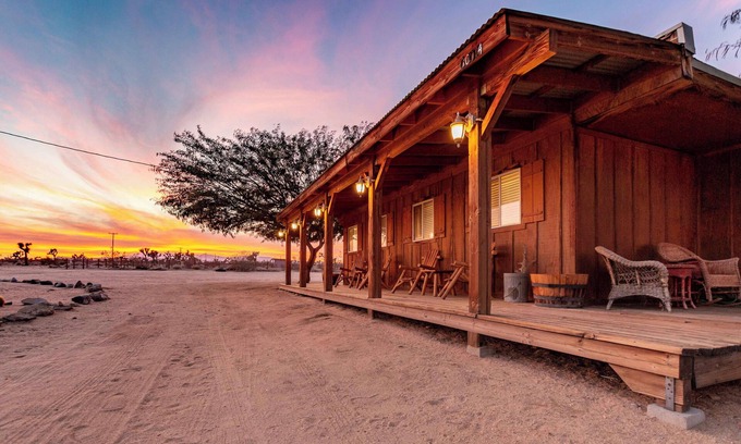 Yucca Valley Cabin | Desert Bliss Joshua Tree -Cowboy Pool & Tub. close to Pappy & Harriet's & Park.