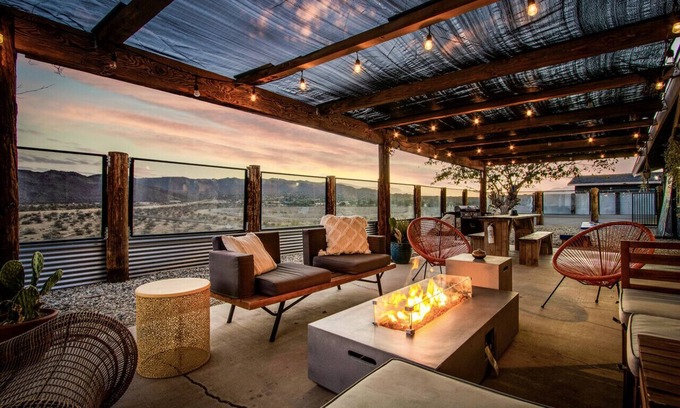 Joshua Tree House | Desert Escape + Casita:Pickleball, Fire Pit, Stars