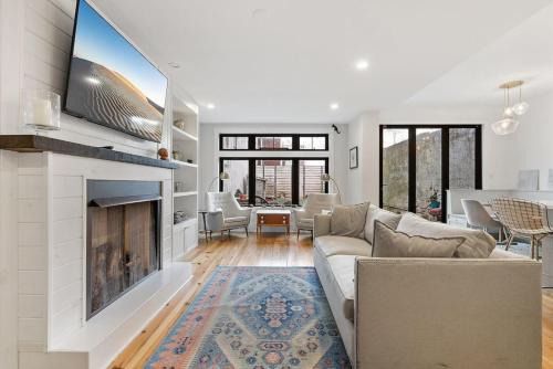 Pennsport House | Designer 3 BR Townhome with Beautiful Backyard