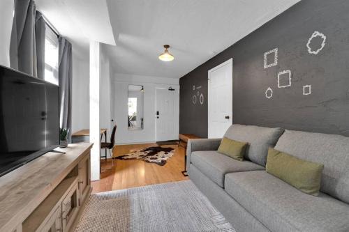 Pinewood Park Apartment | Designer spot - No Extra Fees - Palm Wave Says