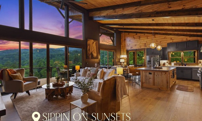 Raccoon Ridge Cabin | Designer Touch, Mesmerizing Views, HotTub, Games