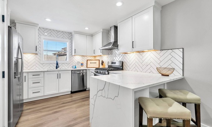 Holiday Isle House | Destin Harbor Haven sleeps 8, pet friendly, near beach