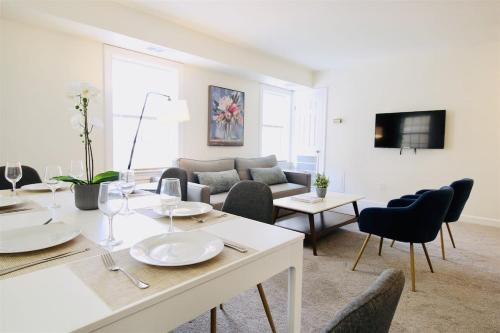 Dupont Circle Apartment | Destination Dupont - Deluxe Living Spacious Bright & Central