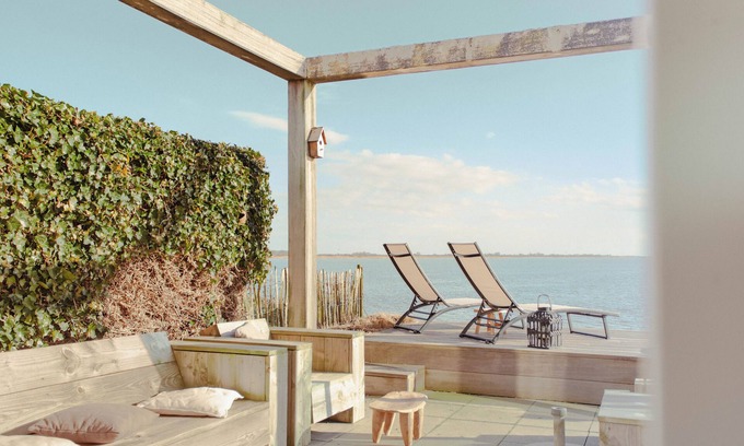 Makkum Cabin | Detached Dijkvilla with a large patio, a panoramic view of the IJsselmeer, and three bedrooms at the luxurious Beach Resort Makkum.