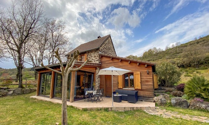 Connac House | Detached gîte with views and shared pool