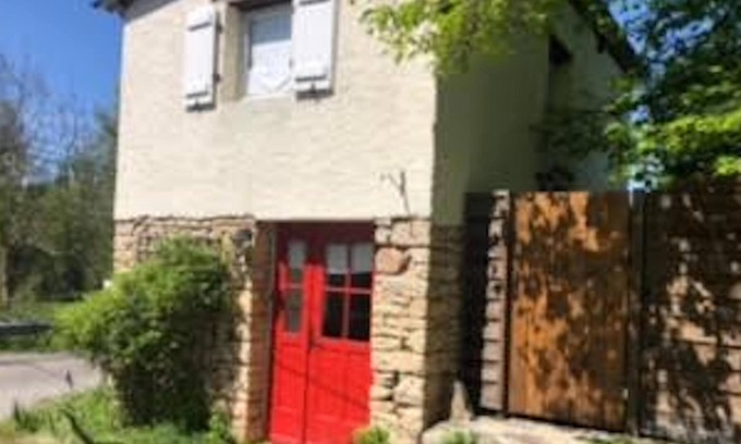 Condat-sur-Vezere Cottage | Detached, Private Dordogne Cottage for 2, Huge garden, Private hot tub on patio