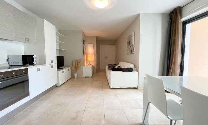 Beausoleil Apartment | Deux pièces, parking et piscine