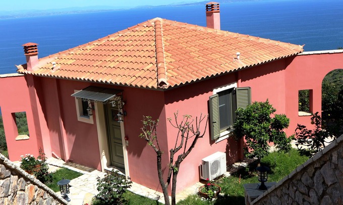 Livadi House | DIO GUESTHOUSES VILLA MALEAS 2 B/R WITH PRIVATE GARDEN AND SWIMMINGPOOL