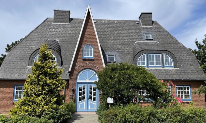 Nebel Apartment | Die Wohnung Verfügt Über 1 Wohnraum mit Wlan, Sat-tv, Offenem Kamin und Offener Küche, 1 Schlafzimmer, 1 Badezimmer mit Dusche und WC; Garten zur Gemeinschaftsnutzung mit Terrassenmöbeln und Strandkörben