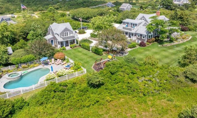 Dionis House | Dionis 8-bedroom home with a pool and spa