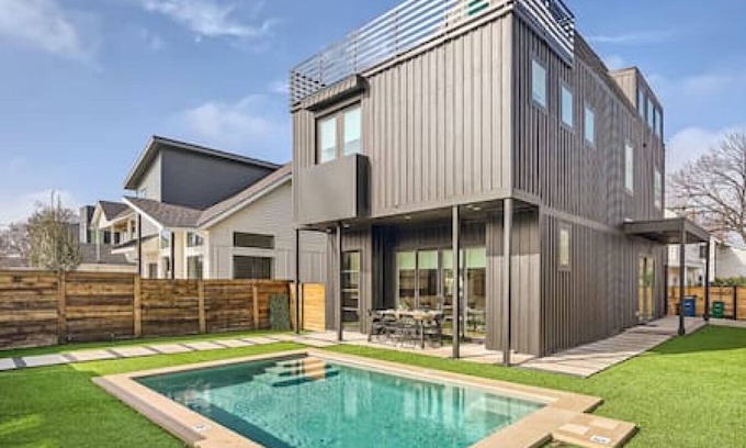 Chestnut House | Dip into the 512 Experience! 6 BDRMS W/Pool Mins to DT & SXSW!