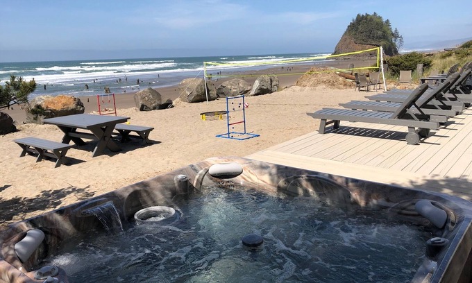Neskowin House | Direct Ocean Front!- 6 bed, 4 bath. Hot tub , Views, pet-friendly