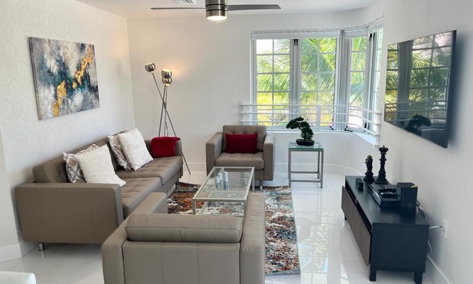 South Beach Apartment | Direct Ocean View - Luxurious condo in South Beach