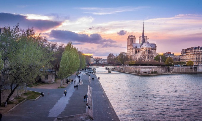 Saint-Victor Apartment | DIRECT VIEWS OF NOTRE DAME, OVERLOOKING THE SEINE AT QUAI DE LA TOURNELLE
