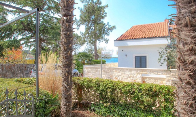 Dajla Apartment | Directly on the Adriatic Sea with garden, barbecue, private terrace
