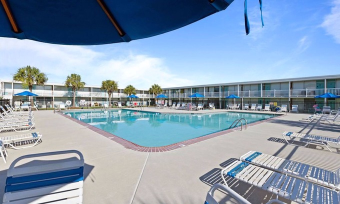 Atlantic Beach Condo | DISCOUNTED FOR AUGUST! Soundfront Complex, pool, steps from beach!