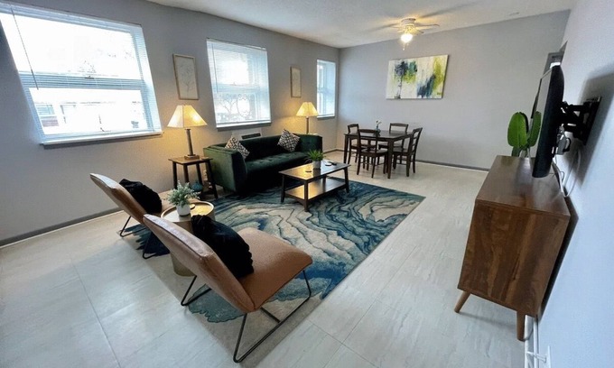 West Ridge Apartment | Discover Northside Chicago 2BR from Modern Apartment
