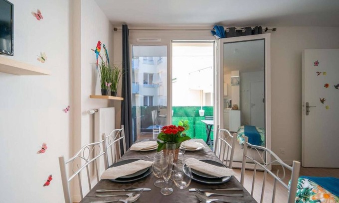 Plateau — Pyramide Apartment | Discover the Cocotier Athisien in Athis-Mons, a booming business located 20 minutes from Paris.