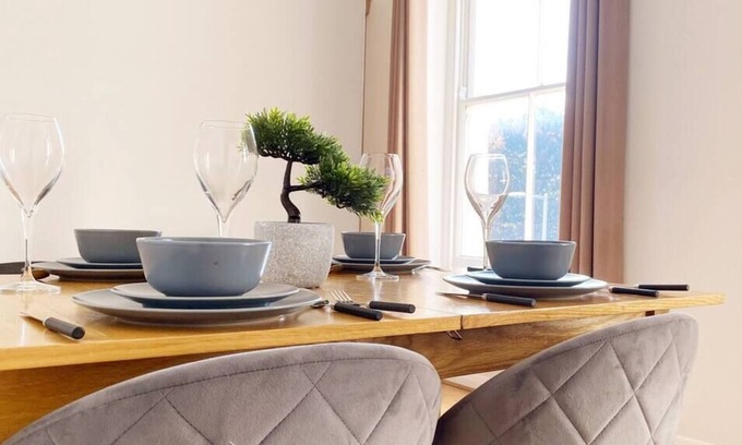 Chelsea Riverside Apartment | Discover the Comforts of Modern Living with Our 2 Bed, 2 Bath Apartment in SW10