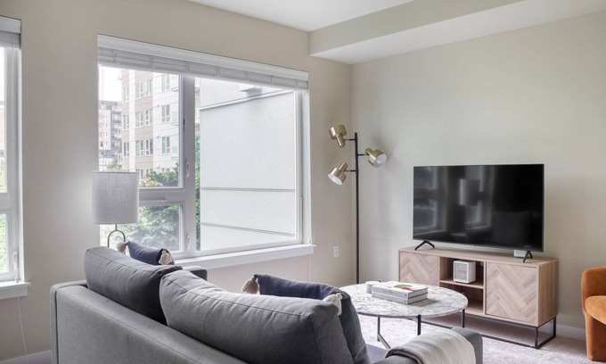 Northeast Bellevue Apartment | Divine Redmond Jr 1BR w/BBQ & Gym, nr Shopping, by Blueground
