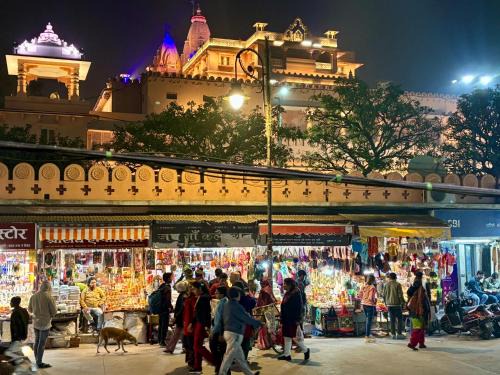 Mathura House | Divine Stay- Facing Krishna Janambhoomi Temple- Spacious 2BHK Private HomeStay- All Facilities From Transport To Food- Sleeps 2-6